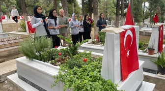 Osmaniye'de öğrenciler şehitliği ziyaret etti