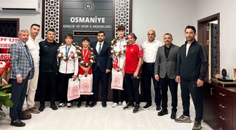 Osmaniye'ye dönen dünya ve Balkan dereceli sporcular çiçek ve konfetiyle karşılandı