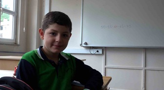 Rize'de lösemiyi yenen 9 yaşındaki Egemen, 3 yıl sonra okuluna kavuştu.