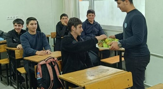 Samsun Ladik'te öğrenciler öğretmenlere meyve ikramıyla sağlıklı yaşama dikkat çekti