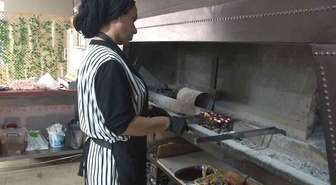 Şanlıurfa'da kadın ustalar ciğer kebabında ocak başına geçti