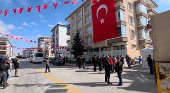 Şehit polis Ahmet Türkoğlu’nun baba ocağına Türk bayrağı asıldı