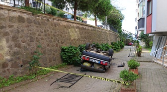 Trabzon Ortahisar'da yoldan çıkan otomobil site bahçesine düştü, sürücü yaralandı