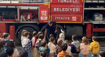 Tunceli'de itfaiye ekipleri anaokulu öğrencilerine yangın ve acil durum eğitimi verdi