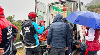 Tunceli Nazımiye'de ekipler, kapalı köy yolunda yaralıyı 2 saatte ambulansa ulaştırdı