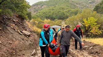 Tunceli Nazımiye'de yağış nedeniyle yolu kapanan Geriş'teki engelliye ekipler ulaştı