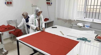 Türk bayrağını kendi elleriyle dikerek milli ve manevi değerleri üretime dönüştürüyorlar