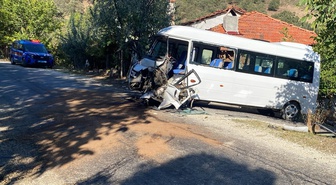 Uşak'ta öğrenci servisiyle kamyon çarpıştı, 5 öğrenci yaralandı
