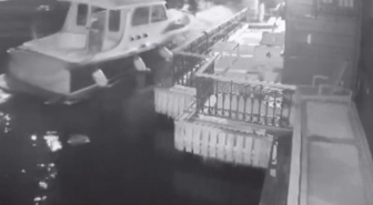 Üsküdar'da yolcu vapuru yalıya çarptı