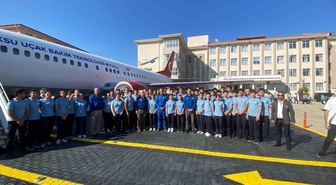 Uzay kongresi kapsamında 4 astronot, Aksu'daki uçak okulunda öğrencilerle buluştu.