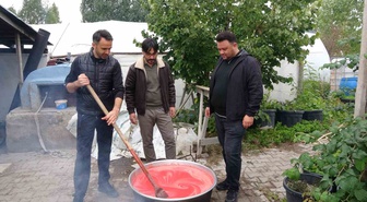 Yozgat Sorgun'da üç arkadaş, eşlerine destek için 300 kilo domatesten salça kaynattı