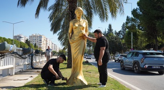 63. Altın Portakal Film Festivali öncesi Venüs heykelleri Antalya'da yolları süsledi