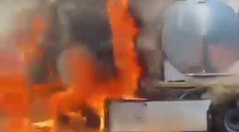 Adana'da TAG otoyolunda seyir halindeki tır yanarak kullanılamaz hale geldi