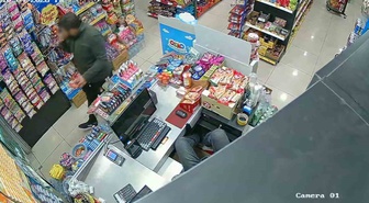Aksaray'da market sahibi kasada uyurken ürünleri çaldı! Uyanınca 'Yorulma sen dur' deyip sigara istedi