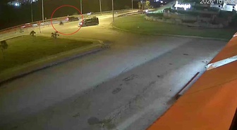 Antalya Manavgat'ta kontrolsüz dönen otomobil motosiklete çarptı, sürücü yaralandı
