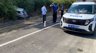 Antalya Serik'te otomobil direğe çarpıp şarampole devrildi, sürücü hafif yaralandı