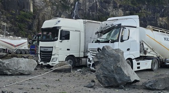 Artvin Hopa'da TIR parkındaki heyelanda kayaların altında kalan kişi yaşamını yitirdi
