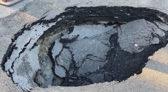 Beşiktaş Akatlar'da yol çöktü! Esnaf: Birkaç dakika önce okul servisi geçmişti
