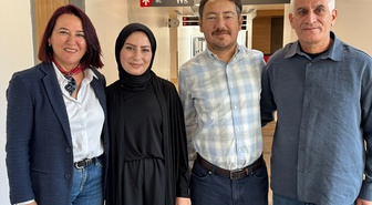 Bezmialem'de çapraz böbrek nakli iki aileyi birbirine bağladı