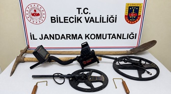 Bilecik Gölpazarı'nda kaçak kazıda 2 şüpheli jandarma baskınıyla suçüstü yakalandı
