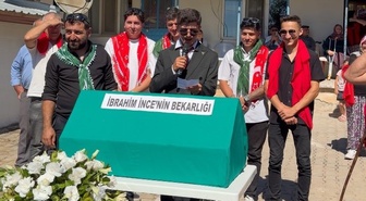 Bilecik'te köy düğününde damat çatıya çıkarıldı, arkadaşları tepsi tepsi yemek istedi