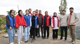 Bitlis Hizan'da Tatvan Gençlik Merkezi gönüllüleri yaşlı çiftin üzüm hasadını yaptı