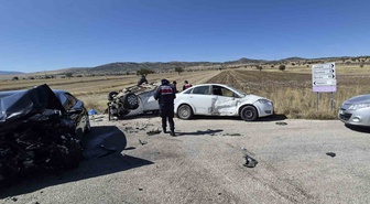 Burdur Yeşilova'da 3 araç çarpıştı, 1 kişi öldü, 7 kişi yaralandı