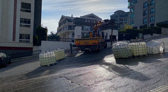 Bursa'da kamyondan düşen tanklardan sızan sülfürik asit caddeyi trafiğe kapattı