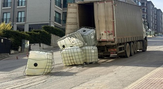 Bursa Nilüfer'de kamyondan düşen tanklardan sızan kimyasal, caddeyi ulaşıma kapattı