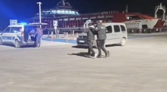 Çanakkale Gelibolu'da TIR dorsesinde 5 kaçak göçmen yakalandı