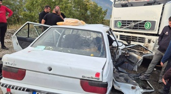 Çankırı Bayramören'de tırla çarpışan otomobildeki 3 yaralı hastaneye kaldırıldı