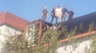 Denizli Çivril'de 4 katlı apartman çatısındaki izolasyon yangını söndürüldü