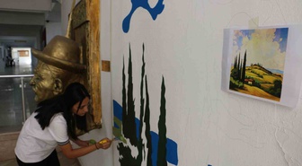 Diyarbakır'da Güzel Sanatlar Lisesi öğrencileri duvarları sanatsal figürlerle boyuyor