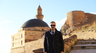Doğubayazıt Kaymakamı Mustafa Ayvat, tarihi Eski Bayezid Camii'nde incelemede bulundu