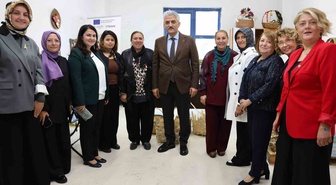 Düzce Valisi Makas, eşiyle Kadın Emeği Merkezi'ndeki el emeği ürünlerini inceledi