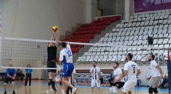 Erzincan'da kamu kurumları takımları voleybol il birinciliğinde mücadeleye başladı