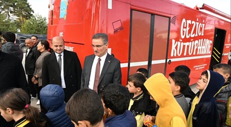 Erzurum Valisi Aydın Baruş, gezici kütüphanedeki çocuklara okuma tavsiyesi verdi