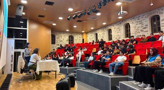 Eskişehir'de GSB yurdunda kalan öğrencilere Kur'an-ı Kerim kursu düzenleniyor.