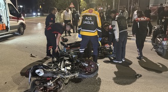 Eskişehir'de kırmızı ışıkta geçen motosiklet çarpıştı, 2 sürücü ağır yaralandı