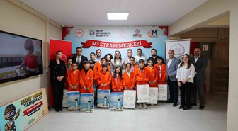 Esra Masatlı, Hatay'daki STEAM etkinliğinde çocuklarla ahşap kesimi yaptı