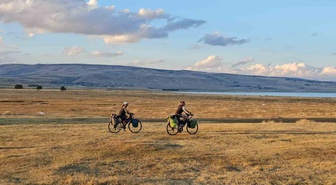 Fransız çift, yaklaşık 9 bin 600 km pedal çevirdiği turu Adilcevaz'da tamamladı