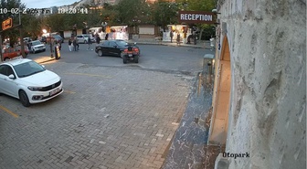 Göreme'de park halindeki ATV bilinmeyen nedenle hareket edip başka araca çarptı