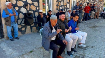 Gurbetçi Mutlu Kaymak, Afyonkarahisar Bolvadin'de vefat edenler için mevlit verdi