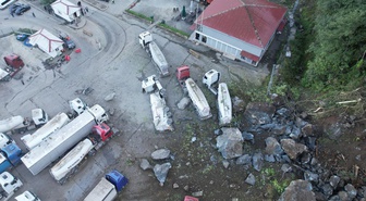 Hopa'da tır parkında heyelan! Aracını kurtarmaya çalışan kişi feci şekilde can verdi