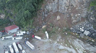 Hopa'da tır parkına dev kayalar düştü! 1 kişi öldü, 8 tır hasar gördü