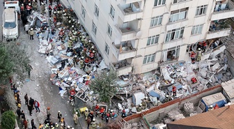 İstanbul'da 7 katlı binanın 3 katı çöktü! Mahsur kalanlar var