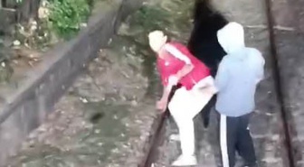 İzmir Alsancak'ta raylara giren 2 kişi trene alınmayınca taş atıp kaçtı