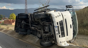 Kastamonu Tosya'da köprüden düşen ve devrilen kamyonlarda 4 kişi yaralandı