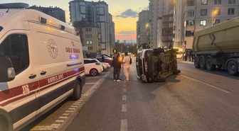 Kayseri Melikgazi'de minibüs hafif ticari araçla çarpışıp yan yattı, 1 kişi yaralandı