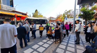 Keşan'da minibüs yaya geçidinde iki yayaya çarptı, yaralılar hastaneye kaldırıldı